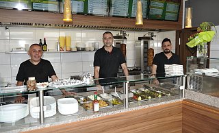 Neu eröffnet: Baris Acer (v.l.), Ali Riza Kilic und Ferhat Imanc freuen sich bei MR Döner und Pizzeria auf Gäste. - Sandra C. Siegemund Neu eröffnet: Baris Acer (v.l.), Ali Riza Kilic und Ferhat Imanc freuen sich bei MR Döner und Pizzeria auf Gäste. - Sandra C. Siegemund
