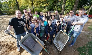 Jetzt wird wieder in die Hände gespuckt: Die Mitglieder der JSG Bielefeld 07 bewegten im Schröttinghausener Freibad unter anderem 50 Kubikmeter gespendeten Sand. Das Beachvolleyballfeld soll künftig auch für Beachhandball genutzt werden können und musste vergrößert werden. - Peter Unger Jetzt wird wieder in die Hände gespuckt: Die Mitglieder der JSG Bielefeld 07 bewegten im Schröttinghausener Freibad unter anderem 50 Kubikmeter gespendeten Sand. Das Beachvolleyballfeld soll künftig auch für Beachhandball genutzt werden können und musste vergrößert werden. - Peter Unger