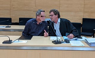 Der 60-jährige Angeklagte aus dem Kreis Gütersloh berät sich mit seinem Anwalt Martin Rother. - Anja Hanneforth Der 60-jährige Angeklagte aus dem Kreis Gütersloh berät sich mit seinem Anwalt Martin Rother. - Anja Hanneforth
