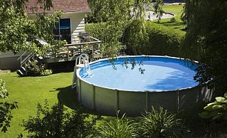 Während der Coronakrise waren Swimmingspools wie auf diesem Symbolfoto gefragt wie nie. Ein Hausbesitzer aus Bad Oeynhausen soll laut Staatsanwaltschaft das Wasser für seinen Pool jedoch gestohlen haben. - picture alliance / imageBROKER Während der Coronakrise waren Swimmingspools wie auf diesem Symbolfoto gefragt wie nie. Ein Hausbesitzer aus Bad Oeynhausen soll laut Staatsanwaltschaft das Wasser für seinen Pool jedoch gestohlen haben. - picture alliance / imageBROKER