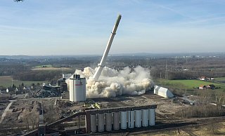 Castrop-Rauxel 2019: Der Schornstein des ehemaligen Kraftwerks Knepper fällt nach einer Sprengung zusammen. Die Abbruchfirma Hagedorn hatte das 2014 stillgelegte Kraftwerk 2017 von Uniper und Eon gekauft. - picture alliance/dpa Castrop-Rauxel 2019: Der Schornstein des ehemaligen Kraftwerks Knepper fällt nach einer Sprengung zusammen. Die Abbruchfirma Hagedorn hatte das 2014 stillgelegte Kraftwerk 2017 von Uniper und Eon gekauft. - picture alliance/dpa