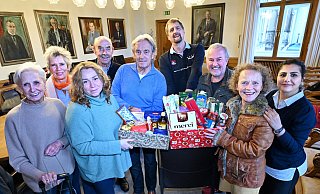 Sabine Hübscher (Dornberger Lebensmittelkorb, v. l.) Brigitte Biermann, Nina Lavrentev (Solidarkorb Heepen), Klaus Milsmann (Brackweder Lebensmittelpunkt), Bernd Hübscher (Dornberger Lebensmittelkorb), Ulrich Wienstroth (Bielefelder Tisch), Matthias blomeier (Sozialpfarrer i. R.) sowie Petra Sandmann (Solidarkorb Sennestadt) und Nadia Sheikho ( Solidarkorb Sieker) organisieren die 20. Auflage der Aktion "Weihnachtskiste". - Barbara Franke Sabine Hübscher (Dornberger Lebensmittelkorb, v. l.) Brigitte Biermann, Nina Lavrentev (Solidarkorb Heepen), Klaus Milsmann (Brackweder Lebensmittelpunkt), Bernd Hübscher (Dornberger Lebensmittelkorb), Ulrich Wienstroth (Bielefelder Tisch), Matthias blomeier (Sozialpfarrer i. R.) sowie Petra Sandmann (Solidarkorb Sennestadt) und Nadia Sheikho ( Solidarkorb Sieker) organisieren die 20. Auflage der Aktion "Weihnachtskiste". - Barbara Franke