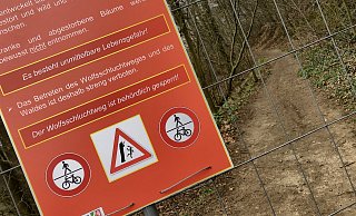 Schild und Bauzaun machen unmissverständlich klar: Der Wolfsschluchtweg ist behördlich gesperrt. Das wollen Barkhauser Politiker so nicht hinnehmen und kämpfen nun für eine erneute Öffnung des beliebten Wanderweges. MT- - Foto: Thomas Lieske Schild und Bauzaun machen unmissverständlich klar: Der Wolfsschluchtweg ist behördlich gesperrt. Das wollen Barkhauser Politiker so nicht hinnehmen und kämpfen nun für eine erneute Öffnung des beliebten Wanderweges. MT- - Foto: Thomas Lieske