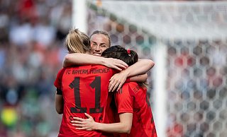 Die Bayern um Lea Schüller, Pernille Harder und Tuva Hansen (von links) bejubeln den Titel. - Fabian Strauch/dpa Die Bayern um Lea Schüller, Pernille Harder und Tuva Hansen (von links) bejubeln den Titel. - Fabian Strauch/dpa