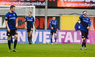 Dennis Srbeny (l.) und Florent Muslija (r.) sind nach dem Bremer 3:3-Ausgleichstreffer ebenso bedient wie ihre Teamkollegen Marcel Correia und Ron Schallenberg (im Hintergrund). Am Ende kommt es für den SCP noch schlimmer. - Besim Mazhiqi Dennis Srbeny (l.) und Florent Muslija (r.) sind nach dem Bremer 3:3-Ausgleichstreffer ebenso bedient wie ihre Teamkollegen Marcel Correia und Ron Schallenberg (im Hintergrund). Am Ende kommt es für den SCP noch schlimmer. - Besim Mazhiqi