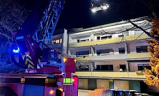Der Gelenkmast der Feuerwehr Bad Lippspringe im Einsatz an der Straße "An der Thune". - Ralph Meyer Der Gelenkmast der Feuerwehr Bad Lippspringe im Einsatz an der Straße "An der Thune". - Ralph Meyer
