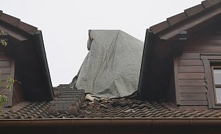 Nach dem Feuer: Durch einen Blitzeinschlag wurde der Dachstuhl eines Holzhauses in der Siedlung am Schwemberg in Scherfede in Brand gesetzt. - Hermann Ludwig Nach dem Feuer: Durch einen Blitzeinschlag wurde der Dachstuhl eines Holzhauses in der Siedlung am Schwemberg in Scherfede in Brand gesetzt. - Hermann Ludwig