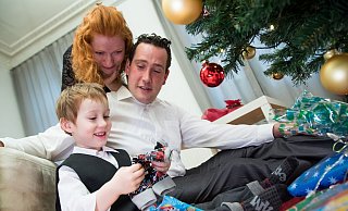 Auch eine Kleinigkeit zu Weihnachten kann leuchtende Kinderaugen auslösen. Dann bleibt vielleicht noch ein wenig Geld übrig, das sich fürs Kind investieren lässt. - Christin Klose/dpa-tmn Auch eine Kleinigkeit zu Weihnachten kann leuchtende Kinderaugen auslösen. Dann bleibt vielleicht noch ein wenig Geld übrig, das sich fürs Kind investieren lässt. - Christin Klose/dpa-tmn