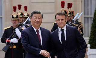 Der französische Präsident Emmanuel Macron (r) begrüßt Chinas Präsident Xi Jinping vor ihrem Treffen im Elysee-Palast. - Christophe Ena/AP/dpa Der französische Präsident Emmanuel Macron (r) begrüßt Chinas Präsident Xi Jinping vor ihrem Treffen im Elysee-Palast. - Christophe Ena/AP/dpa