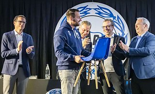 Trainer Mitch Kniat (2. v. l.) bekommt von Hans-Wilhelm Beckmann, Christoph Wortmann, Rainer Kobusch (v. r.) und Michael Mutzel (l.) ein Geburtstagsgeschenk überreicht. - Sarah Jonek Trainer Mitch Kniat (2. v. l.) bekommt von Hans-Wilhelm Beckmann, Christoph Wortmann, Rainer Kobusch (v. r.) und Michael Mutzel (l.) ein Geburtstagsgeschenk überreicht. - Sarah Jonek