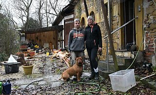Pierre Kreilinger und Jennifer Enseleit ziehen mit Bulldogge Curtis in den Anbau des ehemaligen Badehauses des Tatenhausener Schlosses. - Jonas Damme Pierre Kreilinger und Jennifer Enseleit ziehen mit Bulldogge Curtis in den Anbau des ehemaligen Badehauses des Tatenhausener Schlosses. - Jonas Damme