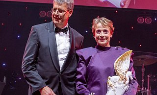Der Präsident des Deutschen Olympischen Sportbundes, Thomas Weikert, überreichte Dressurreiterin Isabell Werth den Preis für die «Legende des Sports». - Helmut Fricke/dpa Der Präsident des Deutschen Olympischen Sportbundes, Thomas Weikert, überreichte Dressurreiterin Isabell Werth den Preis für die «Legende des Sports». - Helmut Fricke/dpa