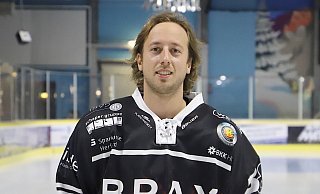 Ein „Fuchs“ schlüpft ins Trikot der Ice Dragons: Tim Lucca Krüger ist Neuzugang Nummer 17 bei den Herfordern. Foto: Jürgen Feyerabend, feyerdragon pic art - aaa Ein „Fuchs“ schlüpft ins Trikot der Ice Dragons: Tim Lucca Krüger ist Neuzugang Nummer 17 bei den Herfordern. Foto: Jürgen Feyerabend, feyerdragon pic art - aaa