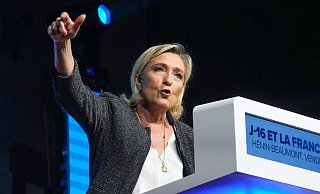 Ist sich mit der italienischen Ministerpräsidentin Giorgia Meloni in in den wesentlichen Fragen einig: Marine Le Pen. - Michel Euler/AP/dpa Ist sich mit der italienischen Ministerpräsidentin Giorgia Meloni in in den wesentlichen Fragen einig: Marine Le Pen. - Michel Euler/AP/dpa