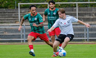 Hicrets 1:0-Torschütze Özgür Koz (r.) lässt hier die Fichteraner Burak Gözlü (l.) und Dimitris Vracas stehen. - az Hicrets 1:0-Torschütze Özgür Koz (r.) lässt hier die Fichteraner Burak Gözlü (l.) und Dimitris Vracas stehen. - az