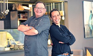Nadine Dietz setzt auf Thomas Schliephake als neuen Küchenchef in ihrem Restaurant am Lindenplatz. Der Start in eine neue Zeit sieht vielversprechend aus. - Nicole Donath Nadine Dietz setzt auf Thomas Schliephake als neuen Küchenchef in ihrem Restaurant am Lindenplatz. Der Start in eine neue Zeit sieht vielversprechend aus. - Nicole Donath