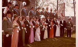Der Hofstaat bestand beim Dringenberger Schützenfest 1970 aus sechs Paaren. - Repro: Legge Der Hofstaat bestand beim Dringenberger Schützenfest 1970 aus sechs Paaren. - Repro: Legge