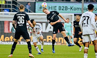 Paderborns Mattes Hansen, der hier zum Kopfball geht, erwischte bei seinem Startelf-Comeback einen ziemlich bescheidenen Tag. - Besim Mazhiqi Paderborns Mattes Hansen, der hier zum Kopfball geht, erwischte bei seinem Startelf-Comeback einen ziemlich bescheidenen Tag. - Besim Mazhiqi
