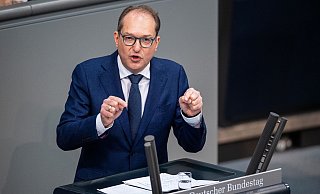 Alexander Dobrindt stellt den Zeitplan der Regierung zum Haushaltsbeschluss infrage. - Melissa Erichsen/dpa Alexander Dobrindt stellt den Zeitplan der Regierung zum Haushaltsbeschluss infrage. - Melissa Erichsen/dpa