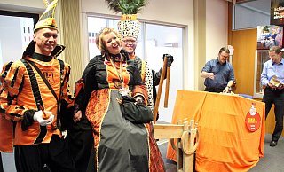 Prinz Sascha Baumann (v. l.), Jungfrau Tanja Baumann und Bauer Manuel Bachmann mit den Sparkassen-Vertretern Mathias Meier und Burkhard Esser, die den Korb der Wippe mit Bonbons füllen. - Burkhard Battran Prinz Sascha Baumann (v. l.), Jungfrau Tanja Baumann und Bauer Manuel Bachmann mit den Sparkassen-Vertretern Mathias Meier und Burkhard Esser, die den Korb der Wippe mit Bonbons füllen. - Burkhard Battran