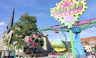 Schwungvoll ins Runde mit dem Flying Swing an der Bartholomäuskirche - damit lässt sich gut ein erster Überblick über das Festgeschehen gewinnen. Wenige Meter weiter stehen der beliebte Autoscooter und der abenteuerliche Scheibenwischer "Super Gaudi", für den man schon gute Nerven braucht. - Peter Unger Schwungvoll ins Runde mit dem Flying Swing an der Bartholomäuskirche - damit lässt sich gut ein erster Überblick über das Festgeschehen gewinnen. Wenige Meter weiter stehen der beliebte Autoscooter und der abenteuerliche Scheibenwischer "Super Gaudi", für den man schon gute Nerven braucht. - Peter Unger