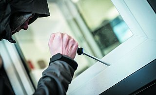 Die Polizei ist auf der Suche nach einem Mann, der Ende März in eine Doppelhaushälfte eingebrochen ist. - Symbolfoto/ dpa Die Polizei ist auf der Suche nach einem Mann, der Ende März in eine Doppelhaushälfte eingebrochen ist. - Symbolfoto/ dpa