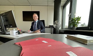 Daniel Müller, Erster Beigeordneter der Stadt Bünde, ist seit gut 100 Tagen im Amt. Im NW-Gespräch erzählt der 47-Jährige darüber, wie er angekommen ist im Rathaus, und er spricht über die größten Aufgaben für 2025. - Natalie Gottwald Daniel Müller, Erster Beigeordneter der Stadt Bünde, ist seit gut 100 Tagen im Amt. Im NW-Gespräch erzählt der 47-Jährige darüber, wie er angekommen ist im Rathaus, und er spricht über die größten Aufgaben für 2025. - Natalie Gottwald