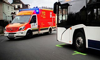 Nach der Vollbremsung mussten sechs Insassen vom Rettungsdienst versorgt werden. - Symbolfoto: Mike-Dennis Müller Nach der Vollbremsung mussten sechs Insassen vom Rettungsdienst versorgt werden. - Symbolfoto: Mike-Dennis Müller