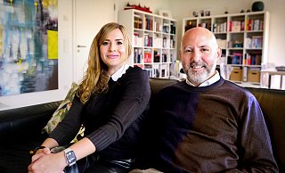 Henning Matthes mit seiner Frau Janine im lichtdurchfluteten Wohnzimmer in seiner Bielefelder Wohnung. - Andreas Frücht Henning Matthes mit seiner Frau Janine im lichtdurchfluteten Wohnzimmer in seiner Bielefelder Wohnung. - Andreas Frücht