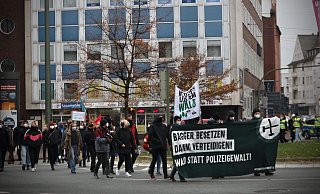 Die Danni-Demonstranten am Willy-Brand-Platz. - Sarah Jonek Die Danni-Demonstranten am Willy-Brand-Platz. - Sarah Jonek