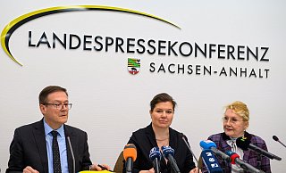 Sachsen-Anhalts Justizministerin (mitte): «Wir stehen mit der Hilfe erst am Anfang.» - Klaus-Dietmar Gabbert/dpa Sachsen-Anhalts Justizministerin (mitte): «Wir stehen mit der Hilfe erst am Anfang.» - Klaus-Dietmar Gabbert/dpa