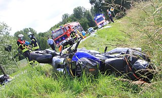 Bei einem schweren Unfall auf der Landesstraße 886 zwischen Bredenborn und Sommersell wurden zwei Menschen schwer verletzt. - David Schellenberg Bei einem schweren Unfall auf der Landesstraße 886 zwischen Bredenborn und Sommersell wurden zwei Menschen schwer verletzt. - David Schellenberg