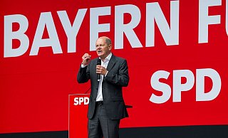 Bundeskanzler Olaf Scholz (SPD) bekkent sich zum Grundrecht auf Asyl, mahnt aber auch effektivere Abschiebungen an. - Daniel Vogl/dpa Bundeskanzler Olaf Scholz (SPD) bekkent sich zum Grundrecht auf Asyl, mahnt aber auch effektivere Abschiebungen an. - Daniel Vogl/dpa