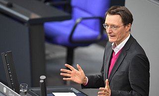Gesundheitsminister Karl Lauterbach spricht bei der Debatte zum Gesetz zur kontrollierten Freigabe von Cannabis im Bundestag. - Serhat Kocak/dpa Gesundheitsminister Karl Lauterbach spricht bei der Debatte zum Gesetz zur kontrollierten Freigabe von Cannabis im Bundestag. - Serhat Kocak/dpa