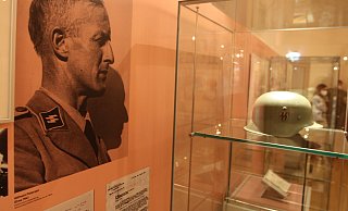 Aus dem Nachlass von Wilhelm Petersen sind auch private Fotos und auch viele Objekte aus seiner SS-Zeit zu sehen - wie sein Stahlhelm. - Uwe Müller Aus dem Nachlass von Wilhelm Petersen sind auch private Fotos und auch viele Objekte aus seiner SS-Zeit zu sehen - wie sein Stahlhelm. - Uwe Müller