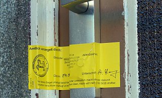 Eine amtliche Beschlagnahme oder Enteignung privater Wohnung zur Einquartierung von Flüchtlingen wird es in Bielefeld nicht geben. Ein gefälschtes Schreiben droht aber genau das an. - Symbolfoto: dpa Eine amtliche Beschlagnahme oder Enteignung privater Wohnung zur Einquartierung von Flüchtlingen wird es in Bielefeld nicht geben. Ein gefälschtes Schreiben droht aber genau das an. - Symbolfoto: dpa