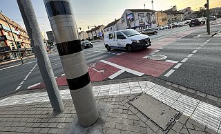 So wie dieser neue Rotlichtblitzer an der Sieker-Kreuzung (er hat nur den Verkehr von der Osningstraße im Auge) sehen auch die geplanten Tempoblitzer aus. - Eike J. Horstmann So wie dieser neue Rotlichtblitzer an der Sieker-Kreuzung (er hat nur den Verkehr von der Osningstraße im Auge) sehen auch die geplanten Tempoblitzer aus. - Eike J. Horstmann
