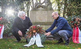 Bezirksbürgermeister Holm Sternbacher (l.) und Sozialdezernent Ingo Nürnberger bei der Kranzniederlegung. - Sarah Jonek Bezirksbürgermeister Holm Sternbacher (l.) und Sozialdezernent Ingo Nürnberger bei der Kranzniederlegung. - Sarah Jonek