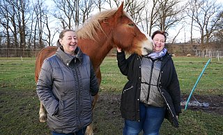 Annette Arkenberg und Birte Hanczuch leiten den Verein Halona MuT und geben ganz vielen unterschiedlichen Tieren ein neues Zuhause auf dem Tierhof in Diepenau. - Sonja Vollmer Annette Arkenberg und Birte Hanczuch leiten den Verein Halona MuT und geben ganz vielen unterschiedlichen Tieren ein neues Zuhause auf dem Tierhof in Diepenau. - Sonja Vollmer