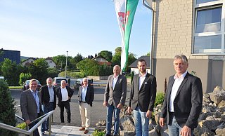 Der Bürger-Schützenverein Brakel mit den Vorstandsmitgliedern Karl-Heinz Neu (von links), Bernd Zymner, Alexander Tölle, Rüdiger Frin, Franz Josef Löseke, Max Menne und Dirk Kreuzburg möchte mit kleinen Aktionen an das Schützenfest erinnern. - Helga Krooß Der Bürger-Schützenverein Brakel mit den Vorstandsmitgliedern Karl-Heinz Neu (von links), Bernd Zymner, Alexander Tölle, Rüdiger Frin, Franz Josef Löseke, Max Menne und Dirk Kreuzburg möchte mit kleinen Aktionen an das Schützenfest erinnern. - Helga Krooß