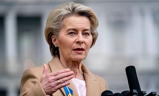 EU-Kommissionspräsidentin Ursula von der Leyen und US-Präsident Joe Biden wollen verstärkte Schritte gegen Unterstützer Russlands unternehmen. - Andrew Harnik/AP/dpa EU-Kommissionspräsidentin Ursula von der Leyen und US-Präsident Joe Biden wollen verstärkte Schritte gegen Unterstützer Russlands unternehmen. - Andrew Harnik/AP/dpa