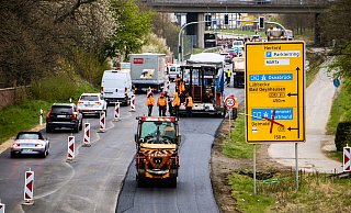 Seit dem 31. März ist die B61 an der Herforder Ortseinfahrt eine Einbahnstraße. Der Grund ist eine umfangreiche Sanierungsmaßnahme. Die ist jedoch schon sehr bald abgeschlossen. - Daniel Salmon Seit dem 31. März ist die B61 an der Herforder Ortseinfahrt eine Einbahnstraße. Der Grund ist eine umfangreiche Sanierungsmaßnahme. Die ist jedoch schon sehr bald abgeschlossen. - Daniel Salmon