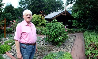 Hermann Ottensmeier (LBA) in seinem garten an der Schierholzstraße. - Felix Eisele Hermann Ottensmeier (LBA) in seinem garten an der Schierholzstraße. - Felix Eisele