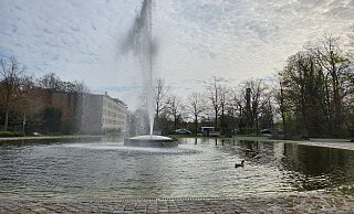 Immer zur vollen Stunde sprudelt der Jordansprudel rund 16 Meter in die Höhe - allerdings noch immer nicht mit dem original Sole-Wasser. - Thorsten Gödecker Immer zur vollen Stunde sprudelt der Jordansprudel rund 16 Meter in die Höhe - allerdings noch immer nicht mit dem original Sole-Wasser. - Thorsten Gödecker