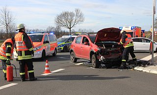 Der Dacia war ebenso wie der VW Golf nicht mehr fahrbereit. - Madita Schellenberg Der Dacia war ebenso wie der VW Golf nicht mehr fahrbereit. - Madita Schellenberg