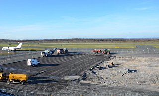 Auf dem Vorfeld des Paderborner Flughafens beherrschen aktuell Baumaschinen anstellen von parkenden Flugzeugen das Bild. - Paderborn-Lippstadt Airport Auf dem Vorfeld des Paderborner Flughafens beherrschen aktuell Baumaschinen anstellen von parkenden Flugzeugen das Bild. - Paderborn-Lippstadt Airport