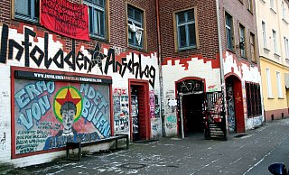 Ein Graffiti zur Erinnerung an Halim Dener (1994 in Hannover erschossen) wird vom Staatsschutz als verboten eingeschätzt. Das Graffiti befindet sich auf dem Rollladen des ArbeiterJugendzentrum (AJZ), an der Heeper Straße Es geht um ein verbotenes kurdisches Symbol - Jens Reichenbach Ein Graffiti zur Erinnerung an Halim Dener (1994 in Hannover erschossen) wird vom Staatsschutz als verboten eingeschätzt. Das Graffiti befindet sich auf dem Rollladen des ArbeiterJugendzentrum (AJZ), an der Heeper Straße Es geht um ein verbotenes kurdisches Symbol - Jens Reichenbach