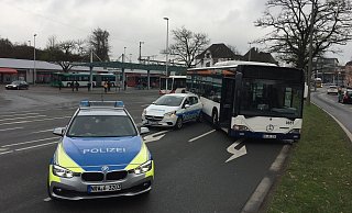 Der Bus wollte auf die linke Linksabbiegerspur, der Wagen der Diakonie stand auf der rechten. Durch die Kollision wurde der Wagen der Diakonie leicht beschädigt. - Eike J. Horstmann Der Bus wollte auf die linke Linksabbiegerspur, der Wagen der Diakonie stand auf der rechten. Durch die Kollision wurde der Wagen der Diakonie leicht beschädigt. - Eike J. Horstmann