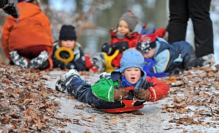 In der neuen Studie des Kinderzentrums Bethel wird untersucht, welche Einflüsse die Zeit, die Kinder in der Natur verbringen, auf die Entwicklung ihres Mikrobioms hat. - picture alliance / dpa In der neuen Studie des Kinderzentrums Bethel wird untersucht, welche Einflüsse die Zeit, die Kinder in der Natur verbringen, auf die Entwicklung ihres Mikrobioms hat. - picture alliance / dpa