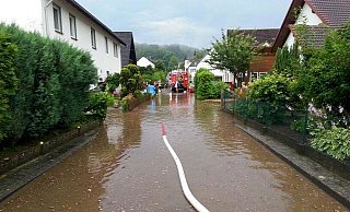 Dauerthema in der Oldendorfer Schweiz: Hochwasser ist wie hier im Jahr 2014 immer wieder ein Problem. Dafür soll jetzt eine neue Verrohrung her. - Hans-Günther Meyer Dauerthema in der Oldendorfer Schweiz: Hochwasser ist wie hier im Jahr 2014 immer wieder ein Problem. Dafür soll jetzt eine neue Verrohrung her. - Hans-Günther Meyer